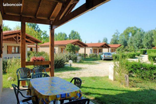 فندق Camping Les Lacs De Courtes Estang المظهر الخارجي الصورة
