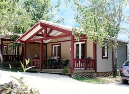 فندق Camping Les Lacs De Courtes Estang المظهر الخارجي الصورة