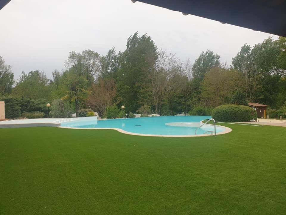 فندق Camping Les Lacs De Courtes Estang المظهر الخارجي الصورة