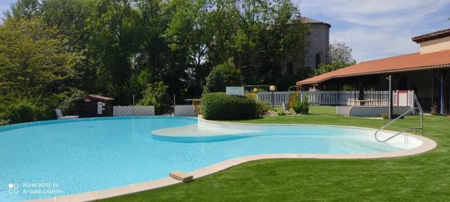 فندق Camping Les Lacs De Courtes Estang المظهر الخارجي الصورة