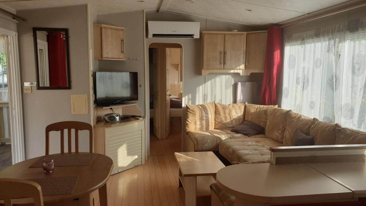 فندق Camping Les Lacs De Courtes Estang المظهر الخارجي الصورة