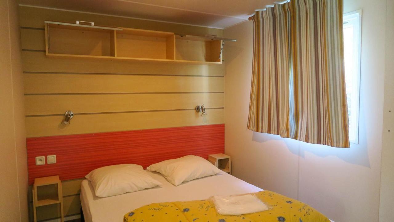 فندق Camping Les Lacs De Courtes Estang المظهر الخارجي الصورة