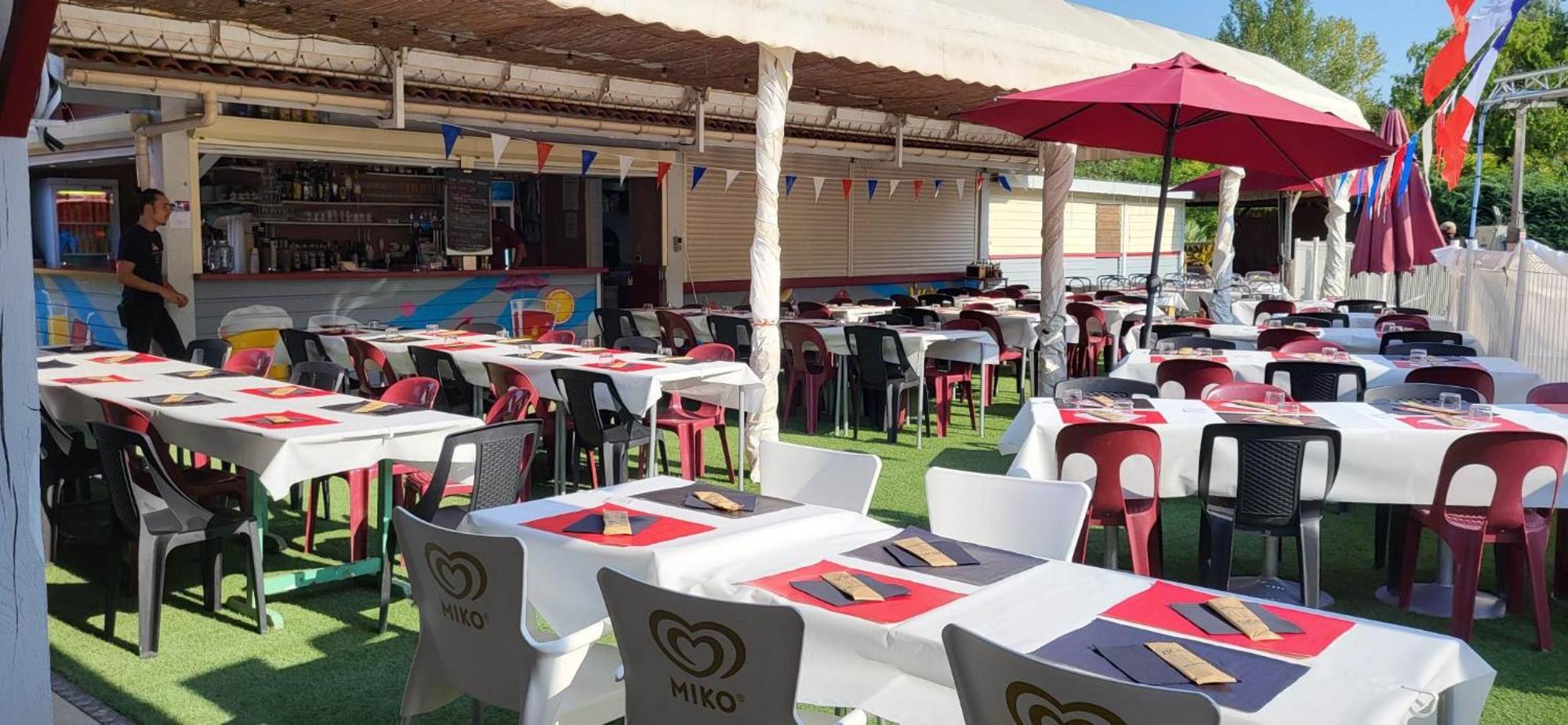 فندق Camping Les Lacs De Courtes Estang المظهر الخارجي الصورة