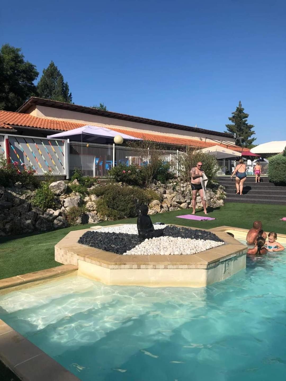 فندق Camping Les Lacs De Courtes Estang المظهر الخارجي الصورة